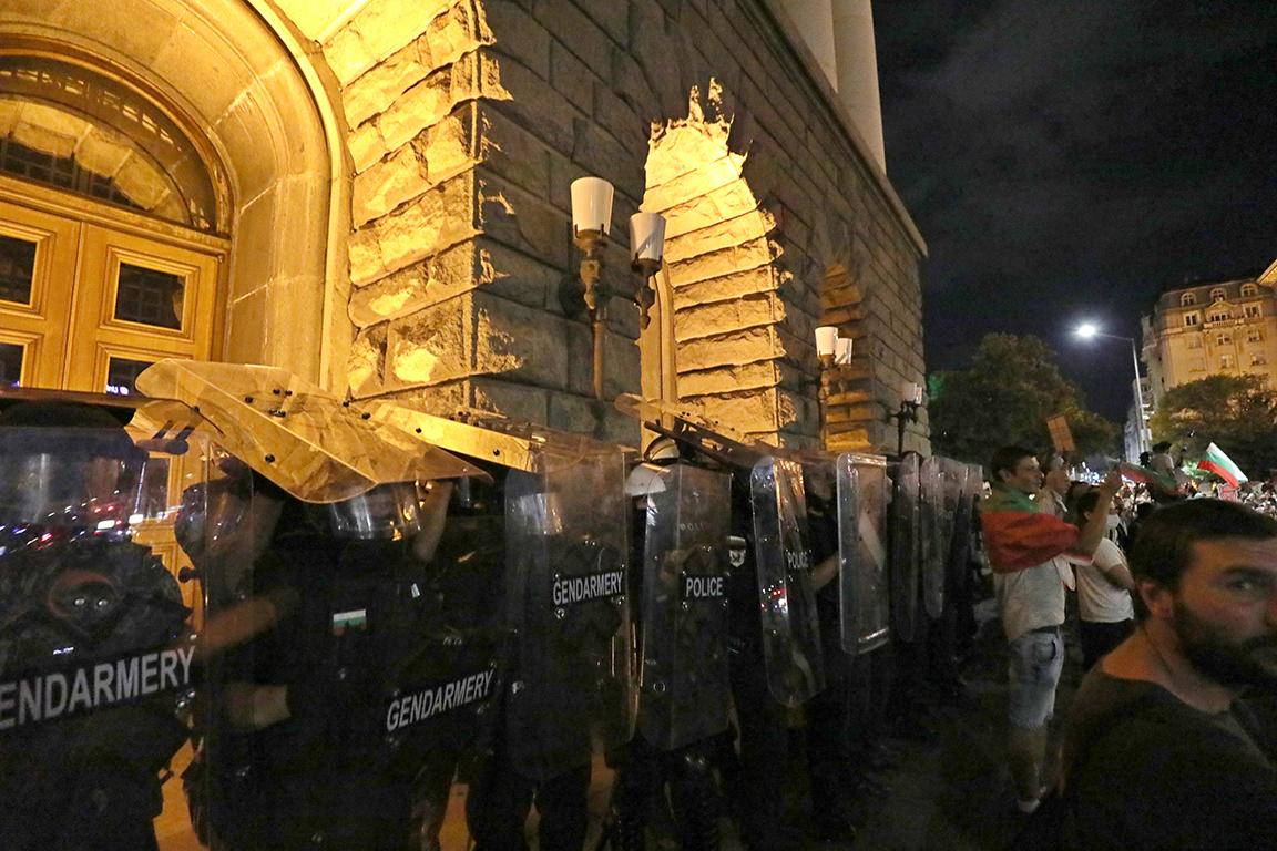 Полицаите, разследвани за насилие над протестиращи, са отстранени