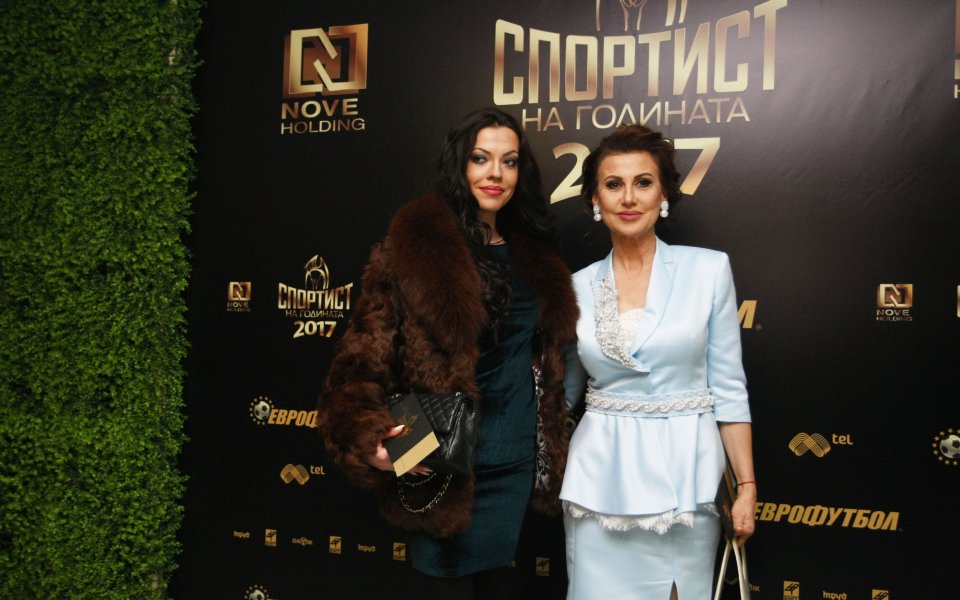 Дъщерята на Наско Сираков и Илиана Раева - Славея, се
