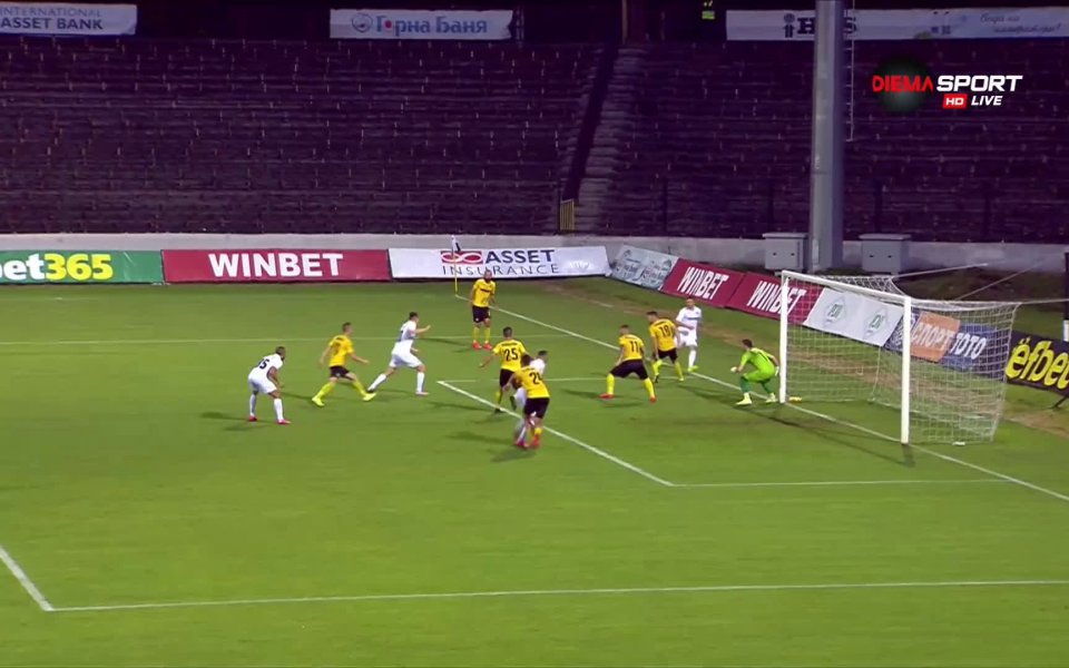 В края на първата част Карабельов изведе Славия напред в