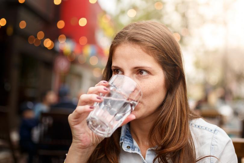<p><strong>Вода</strong></p>

<p>Водата е най-добрият начин за детоксикация на вашите телесни процеси. Освен това сухите бели дробове са склонни към дразнене и повишено възпаление, следователно е хубаво да изпиете шест до осем чаши вода, за да се поддържате добре хидратирани.</p>