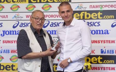 Футболистът на ЦСКА Валентин Антов получи наградата за най добър футболист