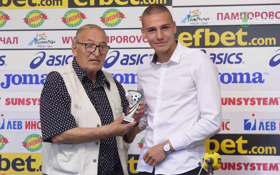 Футболистът на ЦСКА Валентин Антов получи наградата за най-добър футболист