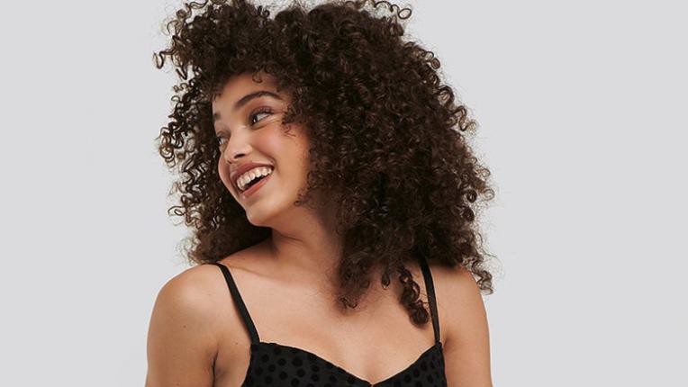  EDNA ОБ(Л)ИЧА: 6 празненство блузи, които наподобяват скъпи (а в действителност са ПОД 30 ЛЕВА) 