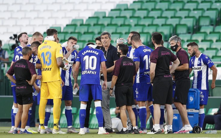 Алавес уволни треньора си след само 15 дни, макар да ги спаси от изпадане