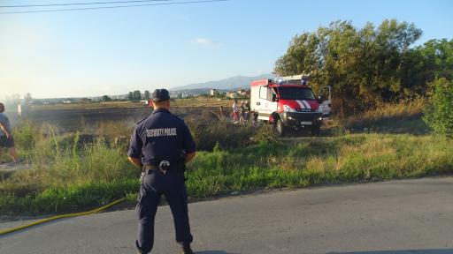  Снимката е от пожара, който пламна в стърнище край благоевградския квартал Старо Струмско 