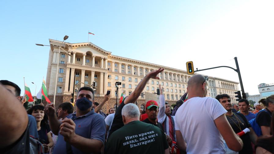 Спряха камиона с техниката за протеста в София, заплахи за блокади