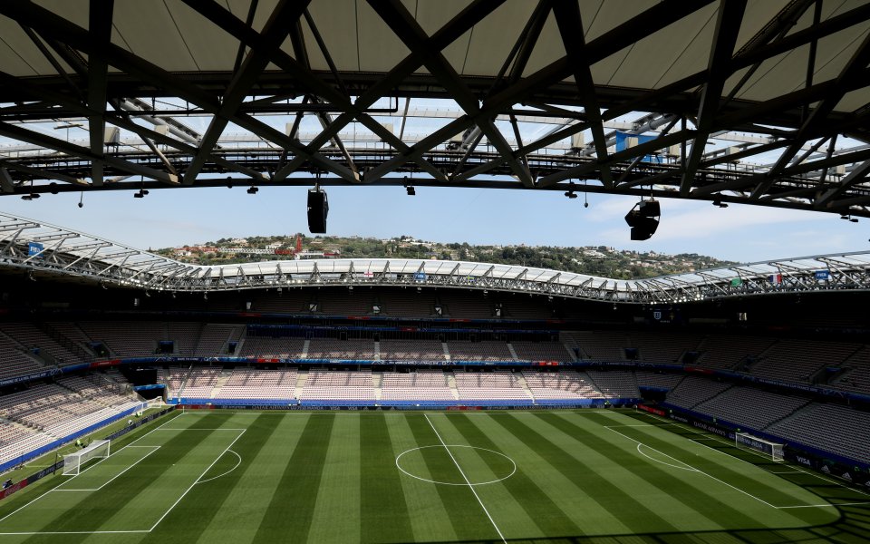 Ново тревно покритие бе положено на стадион "Стад дьо Франс"