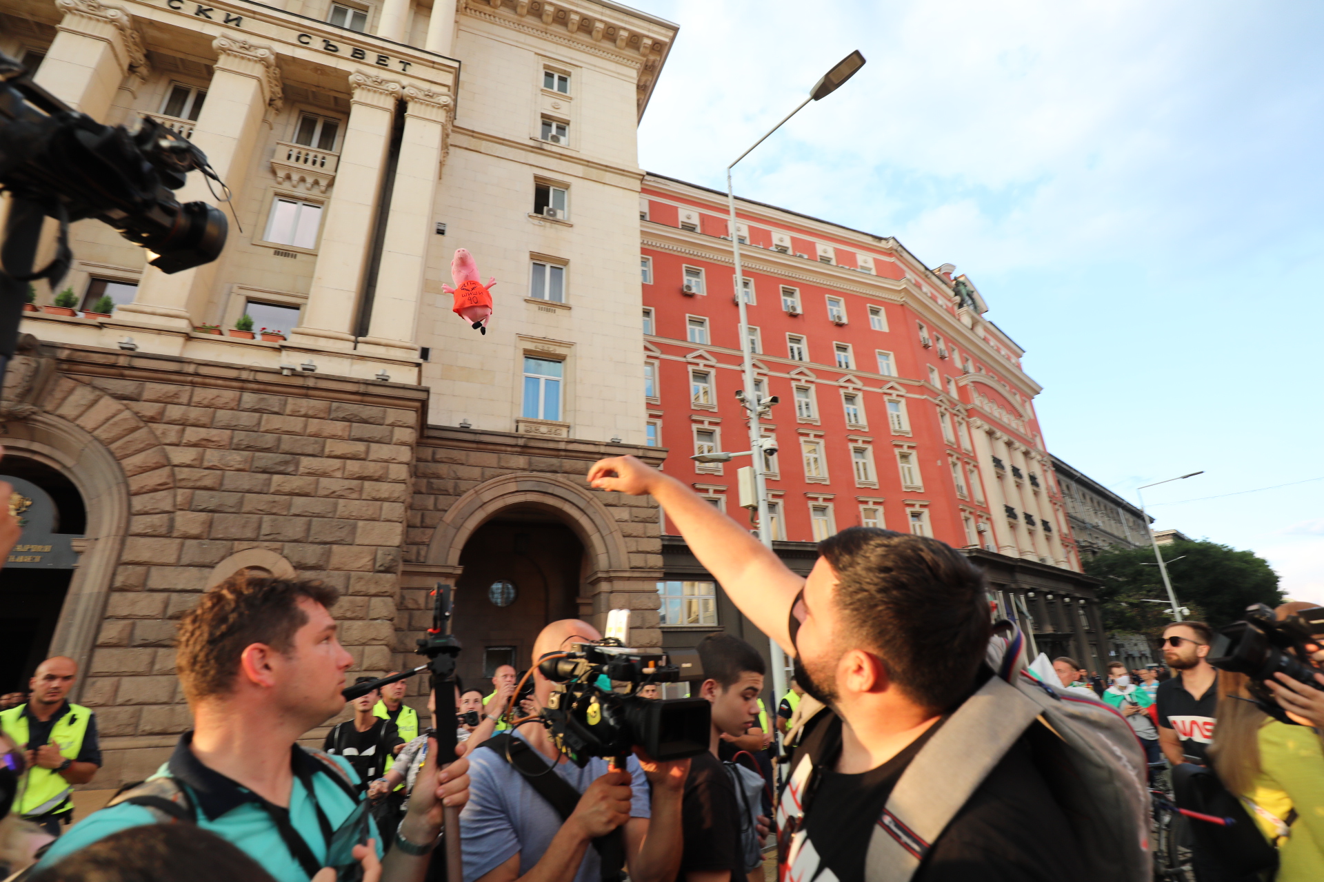 <p>На площада в района на сградите на Президентството и Министерски съвет са се събрали десетки граждани. Те скандират: &quot;Оставка&quot;.</p>