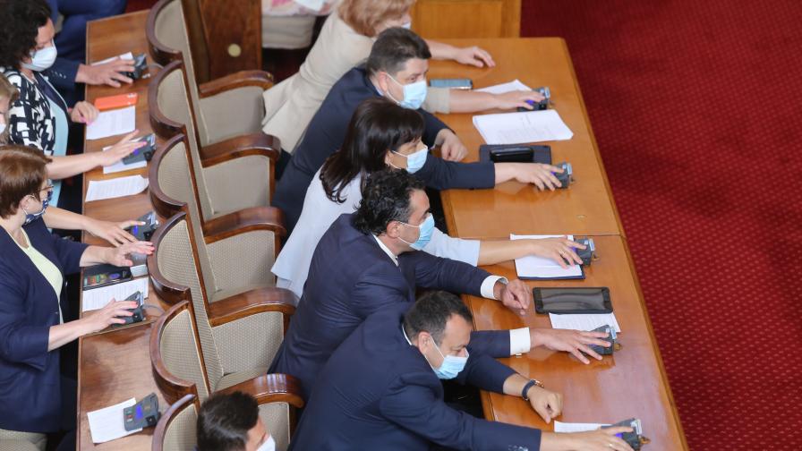  Трима министри на чуване в Народно събрание за ограниченията против коронакризата 