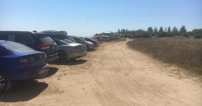 България Коли масово паркират върху дюни на плаж Крапец север Министерството