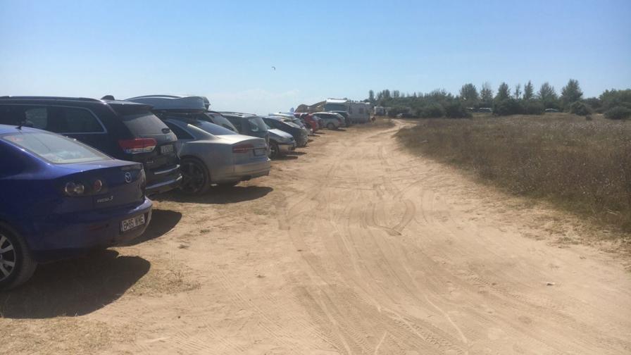 Коли масово паркират върху дюни на плаж "Крапец-север"