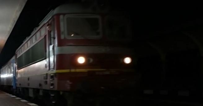 България Катастрофа между пътнически влак от Варна и автомобил От