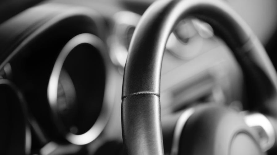  Дете подкара колата на татко си и блъсна стара жена 