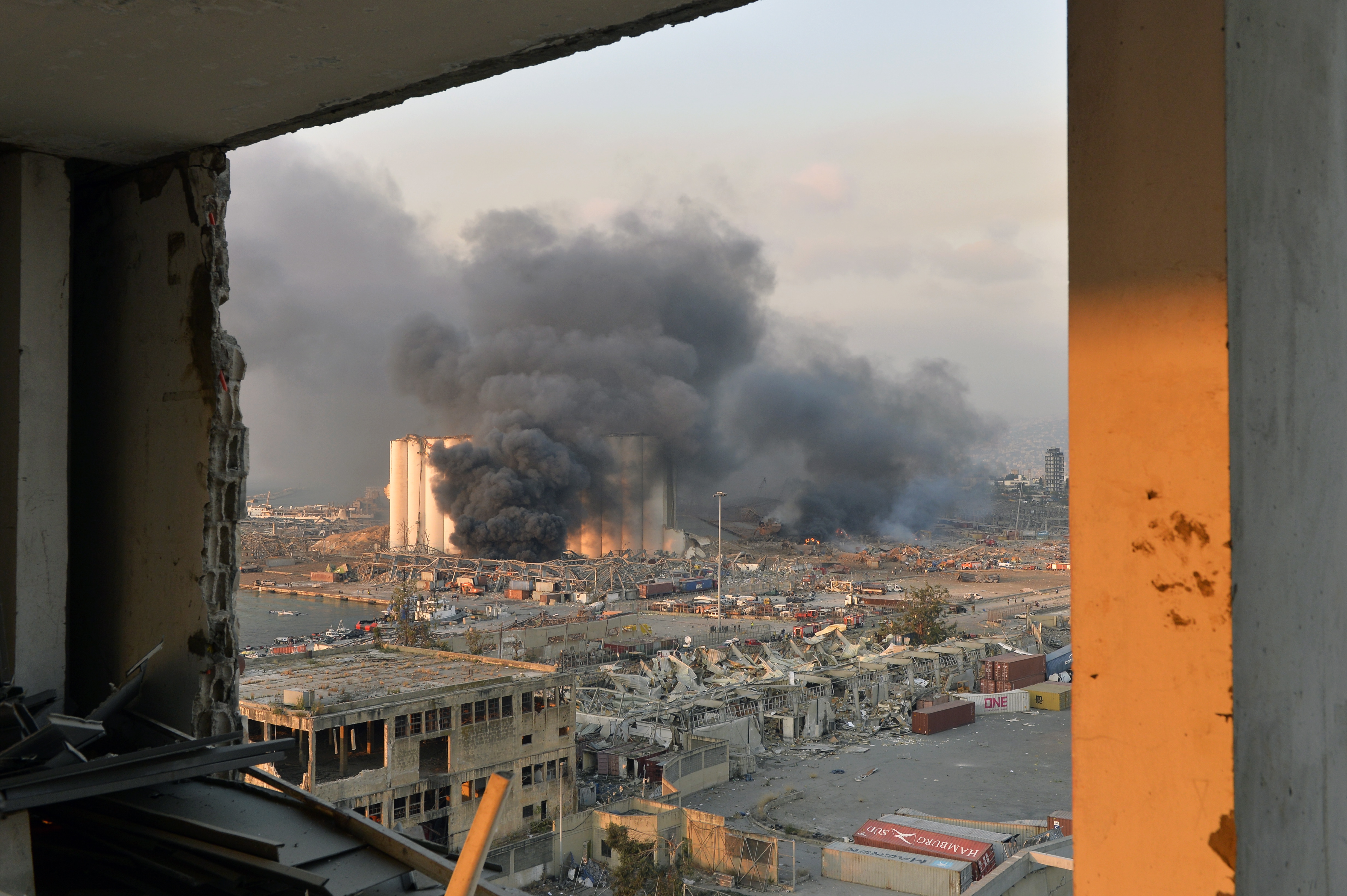 Най-малко 78 души са загинали и повече от 4 000 са ранени при двете експлозии в пристанището на ливанската столица Бейрут. Йорданската сеизмологична обсерватория установи, че мощта на втората експлозия се е равнявала на земетресение с магнитуд 4,5 по Рихтер. Взривили са се 2 750 тона амониев нитрат. Вероятно това е най-голямата неядрена експлозия в историята на човечеството.