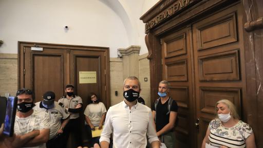  Привърженици на партия „ Възраждане ” пред кабинета на основния прокурор в Съдебната палата 