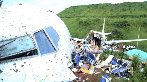  Намериха черните кутии на разрушилия се в Индия аероплан 