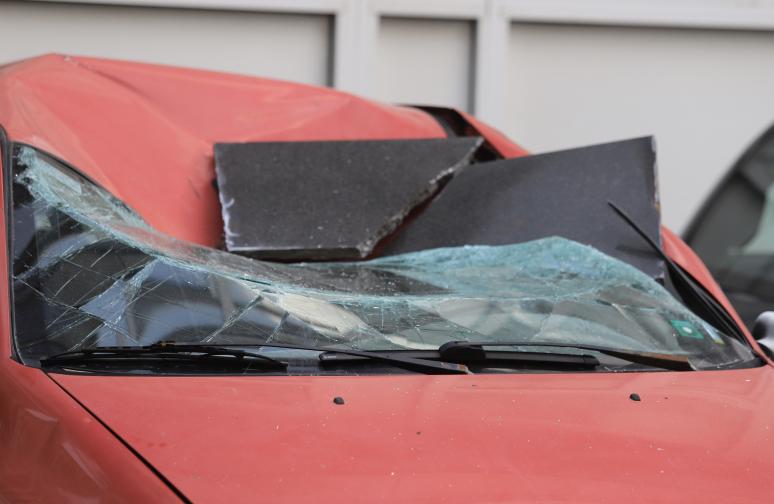  Плоча падна и смачка автомобил пред Национална агенция за приходите в София 