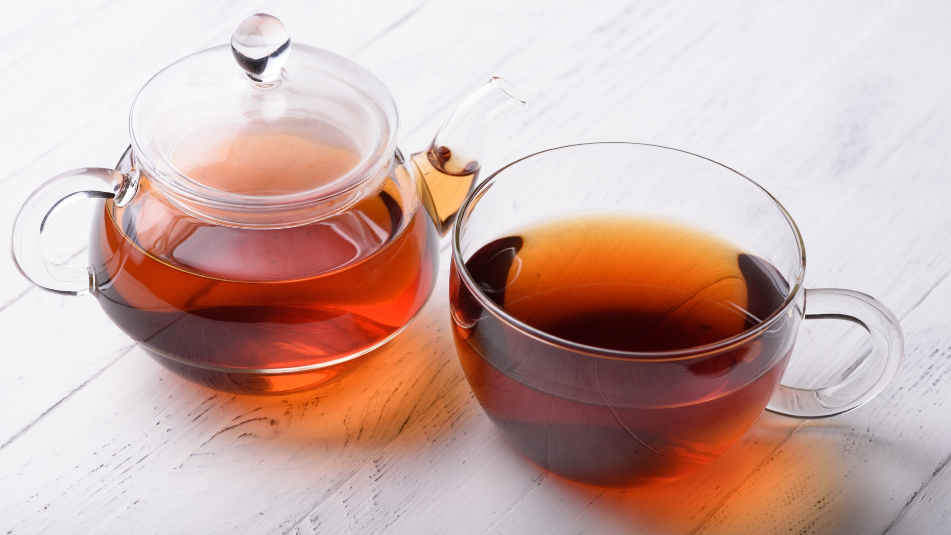 <p><strong>Действа противовъзпалително</strong></p>

<p>Съставки, открити в зеления и черен чай, могат да окажат огромно влияние върху намаляването на възпалението в червените кръвни клетки. Те дори откриха, че хората с лупус, които ежедневно консумират зелен чай в продължение на 12 седмици, съобщават за по-малко възпаление в телата си.</p>