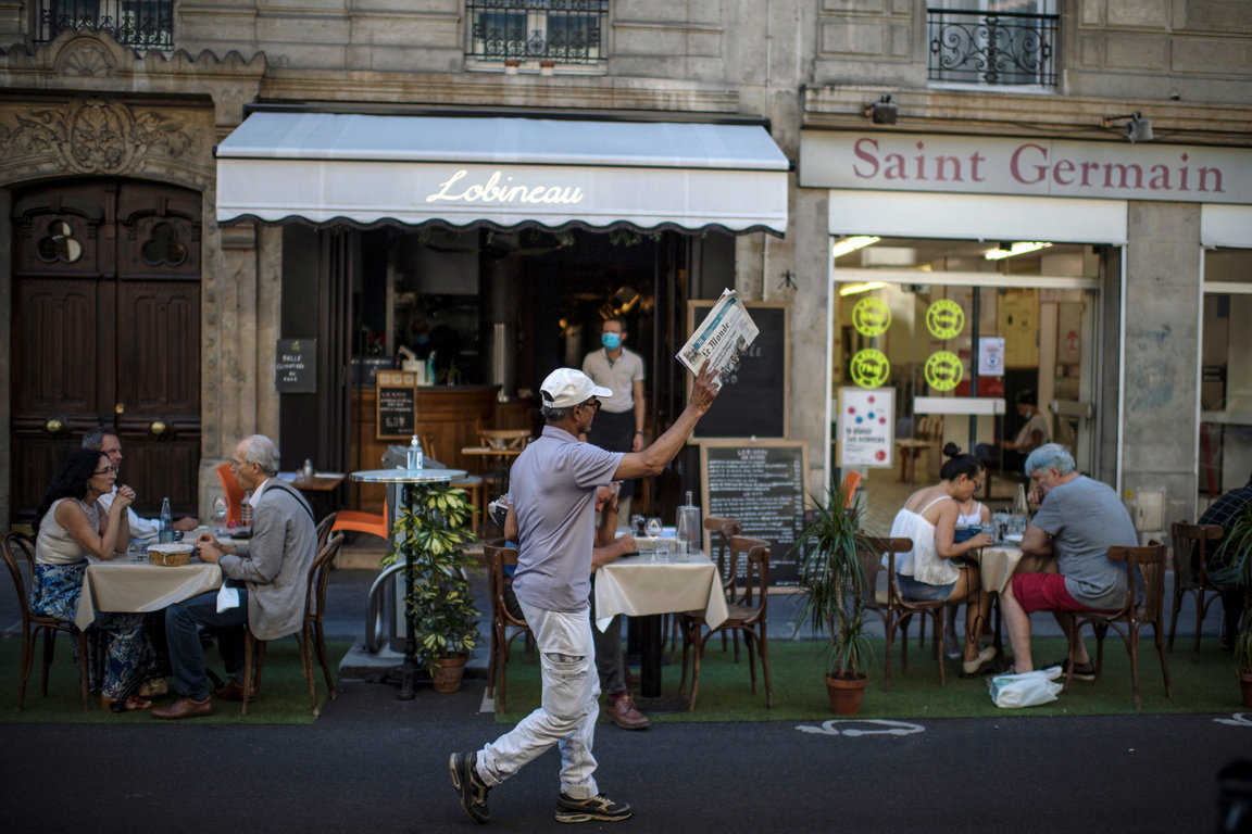 <p>Али Акбар продава вестници на улица в квартал Сен Жермен де Пре в Париж, Франция</p>