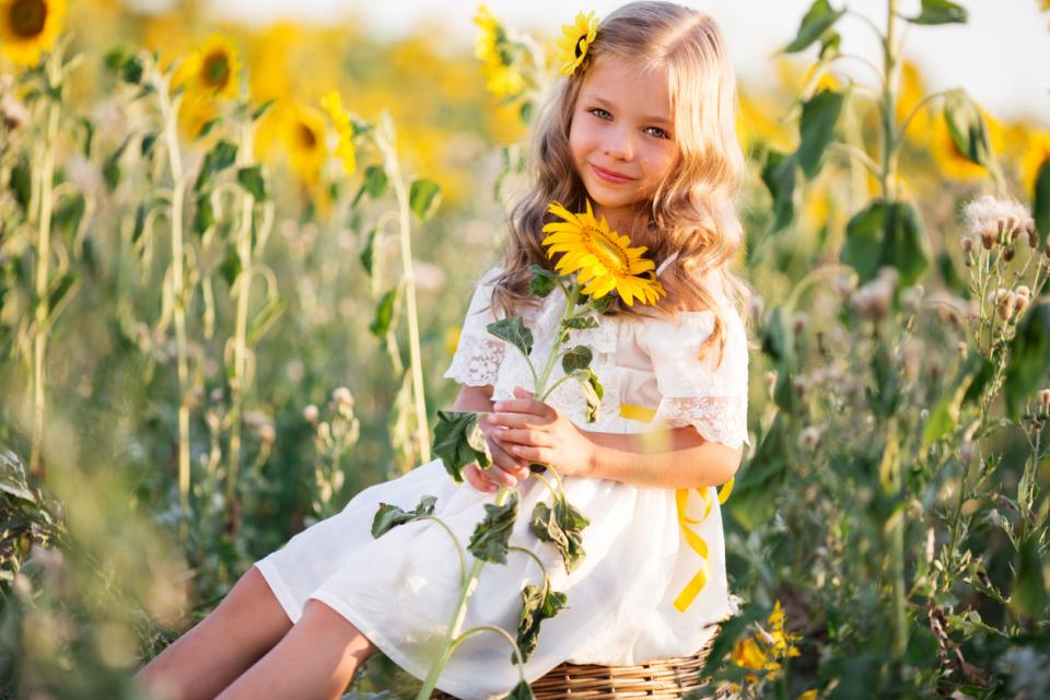 момиче дете цветя слънчоглед слънчогледи лято