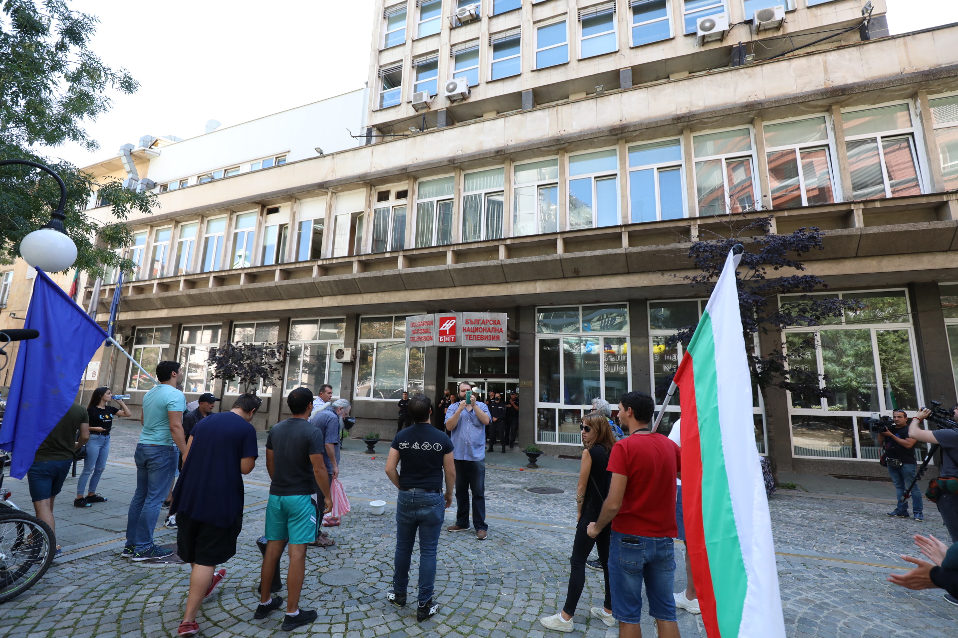 Протестиращи, начело с гражданско движение "БОЕЦ" и Георги Георгиев блокираха тази сутрин сградата на Българската национална телевизия. Акцията е четвърта от поредицата "блокада-изненада".