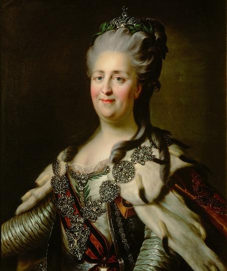 <p><strong>Екатерина II Велика</strong><o:p></o:p></p>

<p>София Фредерика Августа фон Анхалт-Цербст е родена през 1729 г. Щетин, Прусия (дн. Шчечин, Полша). Тя управлява от 1762 г. до смъртта си през 1796 г. и неслучайно е наричана &bdquo;Велика&ldquo;.<o:p></o:p></p>

<p><strong>След като се мести в Русия, София става съпруга на втория си братовчед Петър III Фьодорович, наследник на руския престол, съвсем целенасочено. Въпреки неодобрението на баща си приема православното християнство и с него името Екатерина Алексеевна.</strong><o:p></o:p></p>

<p>Петър III не се ползвал с доверие сред масите, а и Екатерина усетила, че скоро той ще поиска да се разведе с нея. Поради тази причина организира преврат чрез бунт на гвардията и го принуждава да абдикира, а тя заема мястото му като императрица Екатерина II.<o:p></o:p></p>

<p><strong>И въпреки начина, по който се качва на престола, след като идва на власт тя започва непоколебимо да работи за промяната на Русия към добро. Печели важни войнисрещу Османската империя и разширява териториите на страната до Черно море, прави редица промени, с цел обединяване на класите в руското общество.</strong><o:p></o:p></p>

<p>При нейното управление са основани пансиони, печатници и издателски къщи, което дава ход и на журналистиката, медицински колежи и болници и още.<o:p></o:p></p>

<p><strong>С право управлението и се определя като &bdquo;Златен век&ldquo; и се дава като пример за просветен абсолютизъм.</strong><o:p></o:p></p>