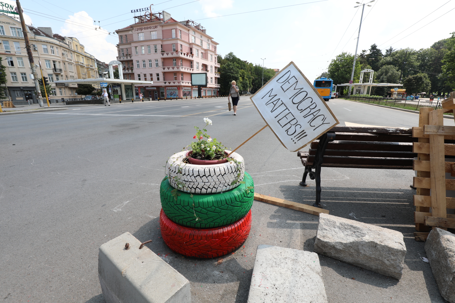 Група младежи дойдоха на мястото и разбутаха палатките и шатрата.