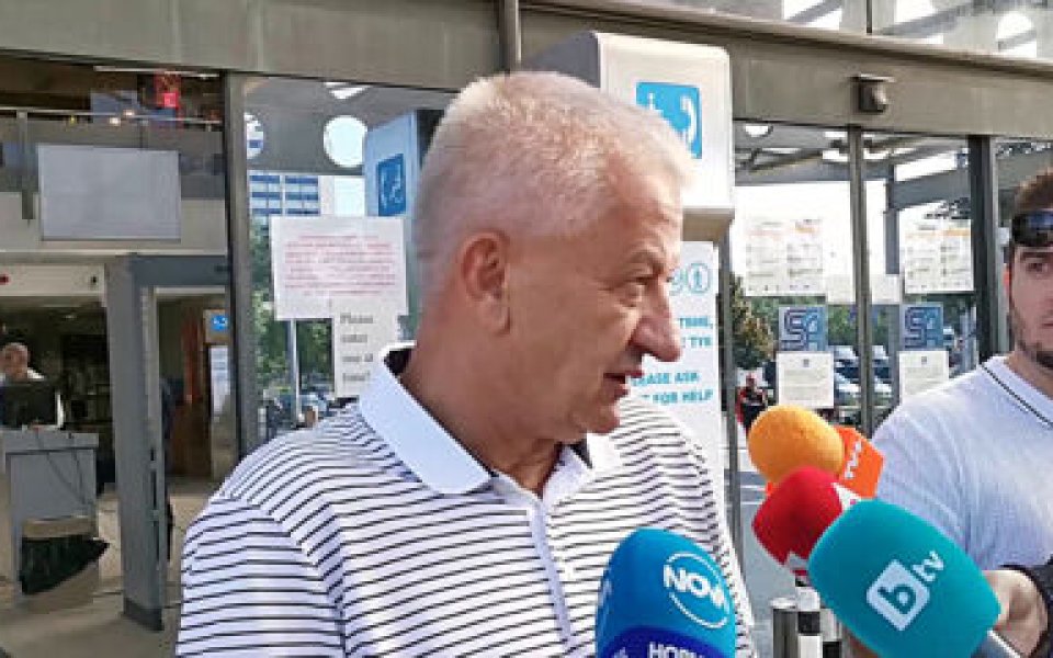 Президентът на Локомотив Пловдив Христо Крушарски говори пред медиите преди