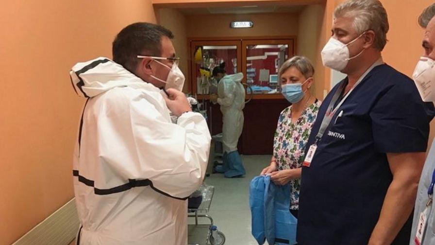 Здравният министър влезе в COVID реанимацията на „Пирогов“