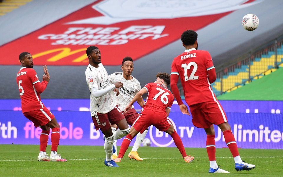 Отборите на Арсенал и Ливърпул играят при резултат 1:0 в