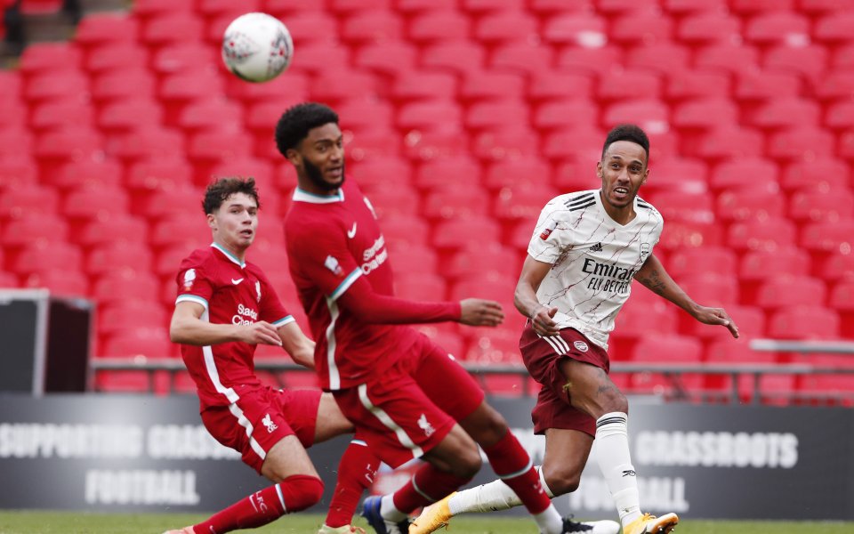 Отборите на Арсенал и Ливърпул играят при резултат 1:0 в