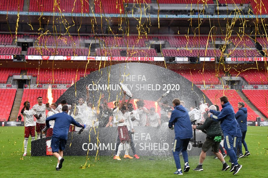 Награждаването на Арсенал след победата над Ливърпул за Къмюнити Шийлд1