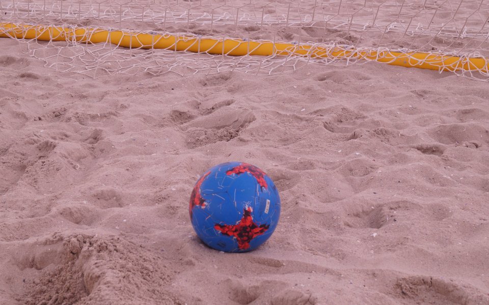 В Златни пясъци четири отбора определят шампиона по плажен футбол за полицаи