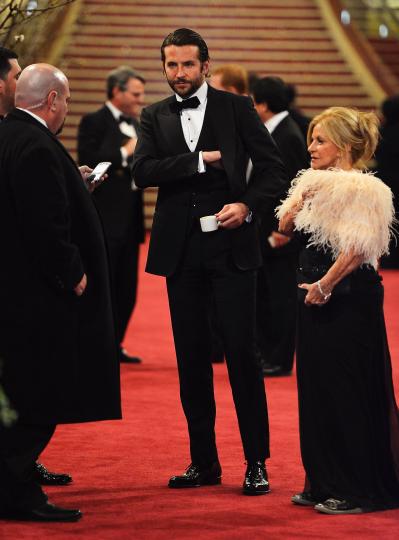 Глория Кампано и Брадли Купър: майка и син на червения килим