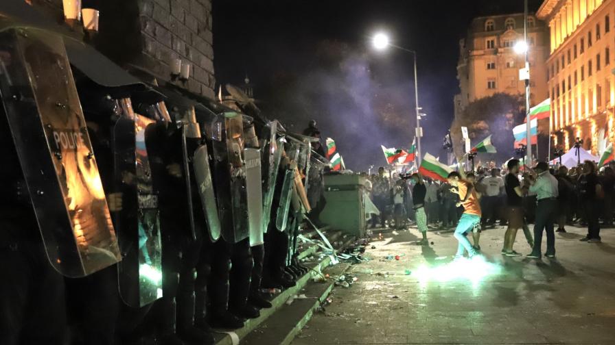 Сблъсъци на протеста, площадът се превърна в бойно поле