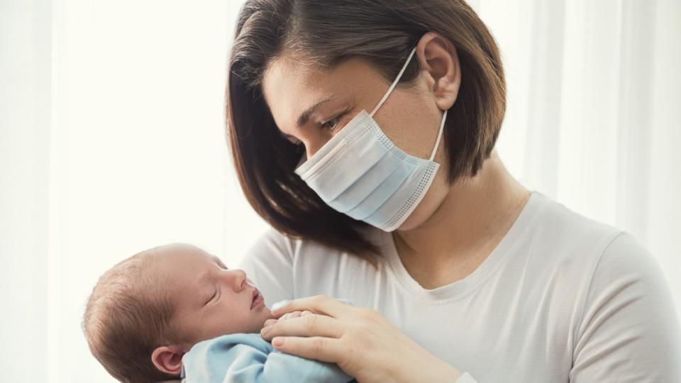 бебе майка новородено маска коронавирус