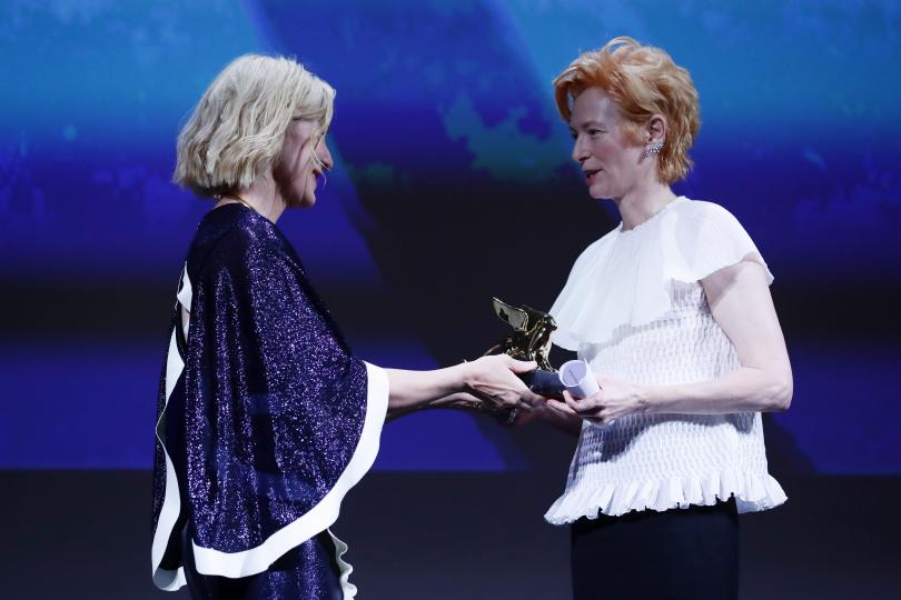 <p>Кейт Бланшет връчва на Тилда Суинтън наградата Златен лъв за цялостни постижения в кариерата.</p>