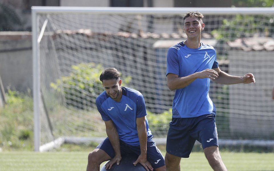 Валери Божинов се появи на "Герена" с нова прическа -