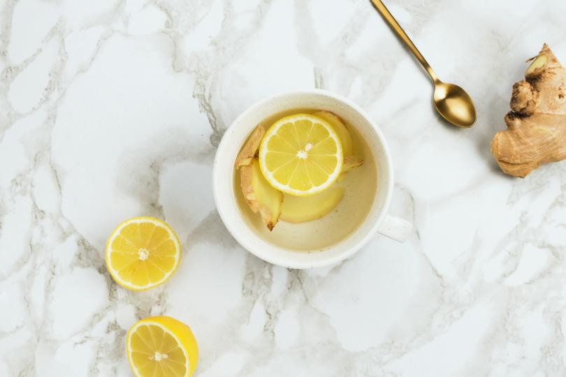 <p><strong>Лимон</strong></p>

<p>Тази комбинация със сигурност не може да навреди на вашето здраве. Но факт е, че няма да донесе никакви ползи, тъй като<strong>&nbsp;горещата напитка убива всички витамини в цитрусовия плод.</strong></p>