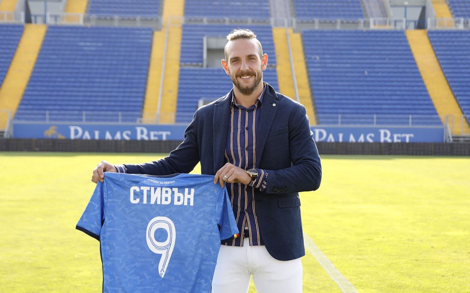 Левски подписа договор с нападателя Стивън Петков. Юношата на &bdquo;сините&ldquo;