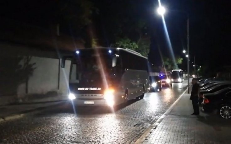 Тотнъм пристигна в хотела си, ескортиран от невиждан полицейски кордон (ВИДЕО)