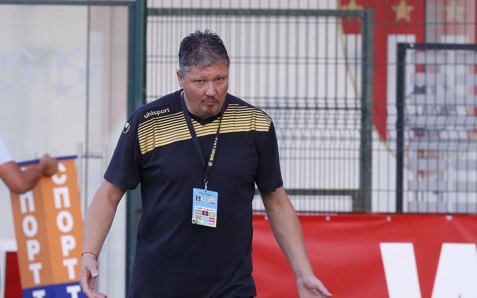 Наставникът на Царско село Любослав Пенев беше видимо недоволен от