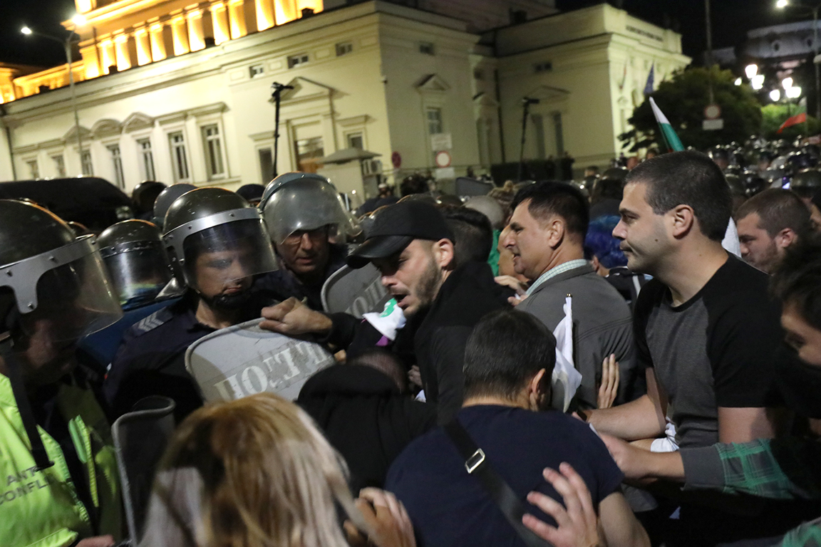 <p>Сблъсъци между полиция и протестиращи пред парламента. Полицейски кордон препречи шествието до паметника на Незнайния воин</p>
