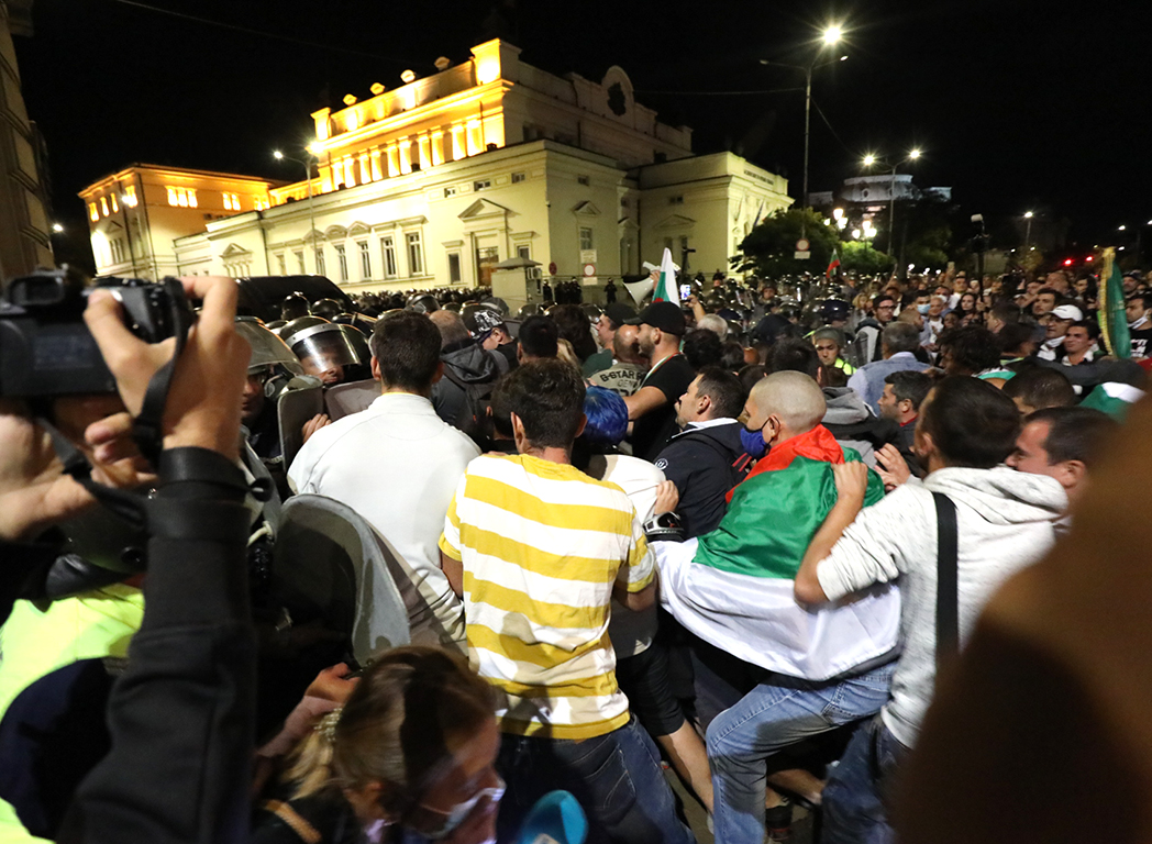 <p>Сблъсъци между полиция и протестиращи пред парламента. Полицейски кордон препречи шествието до паметника на Незнайния воин</p>