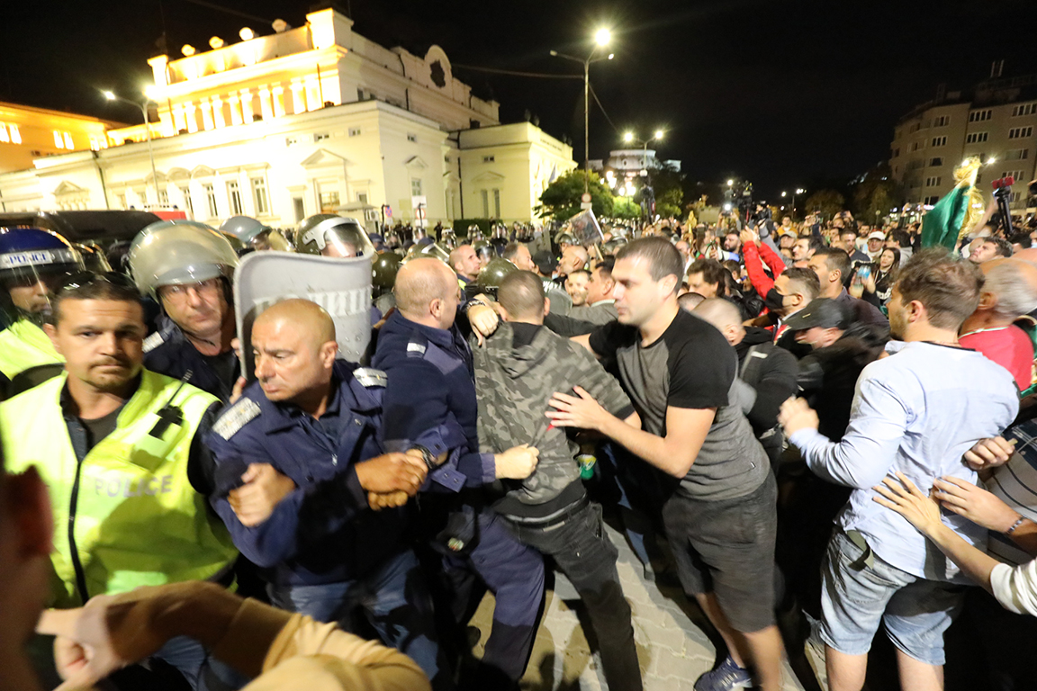 <p>Сблъсъци между полиция и протестиращи пред парламента. Полицейски кордон препречи шествието до паметника на Незнайния воин</p>