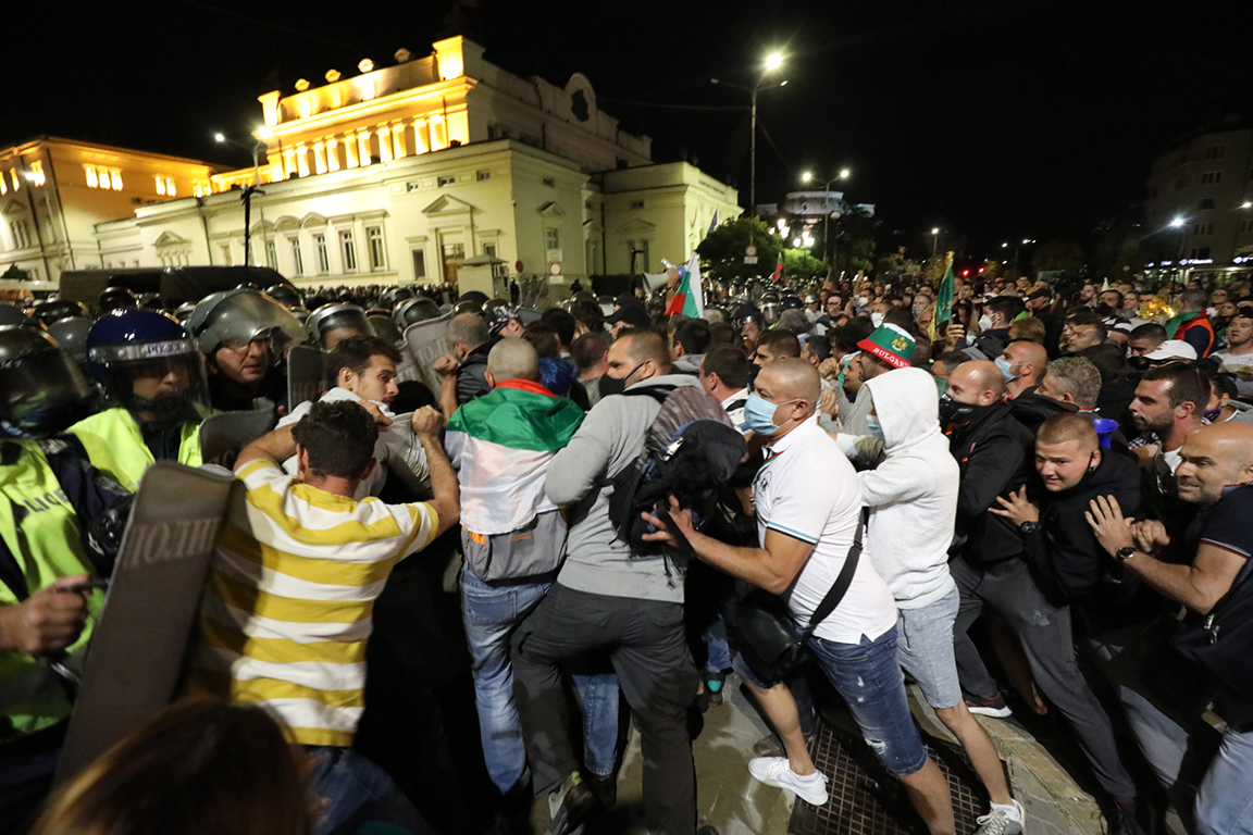 <p>Сблъсъци между полиция и протестиращи пред парламента. Полицейски кордон препречи шествието до паметника на Незнайния воин</p>