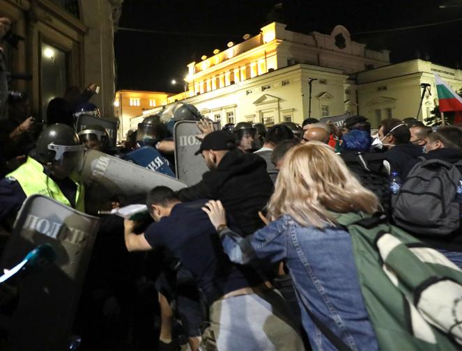 Бомбички бутилки павета полетяха към полицаите на протеста в София