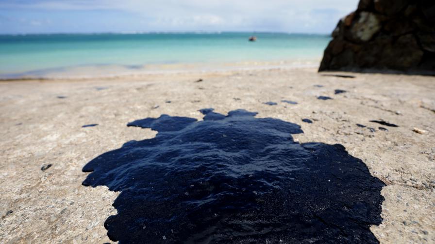 Екологично бедствие: Петролен разлив край Венецуела (СНИМКИ)
