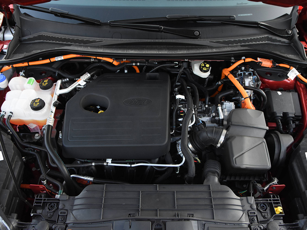 Ford Kuga е просторен, практичен семеен SUV, който предлага нетипично за класа удоволствие от шофирането.