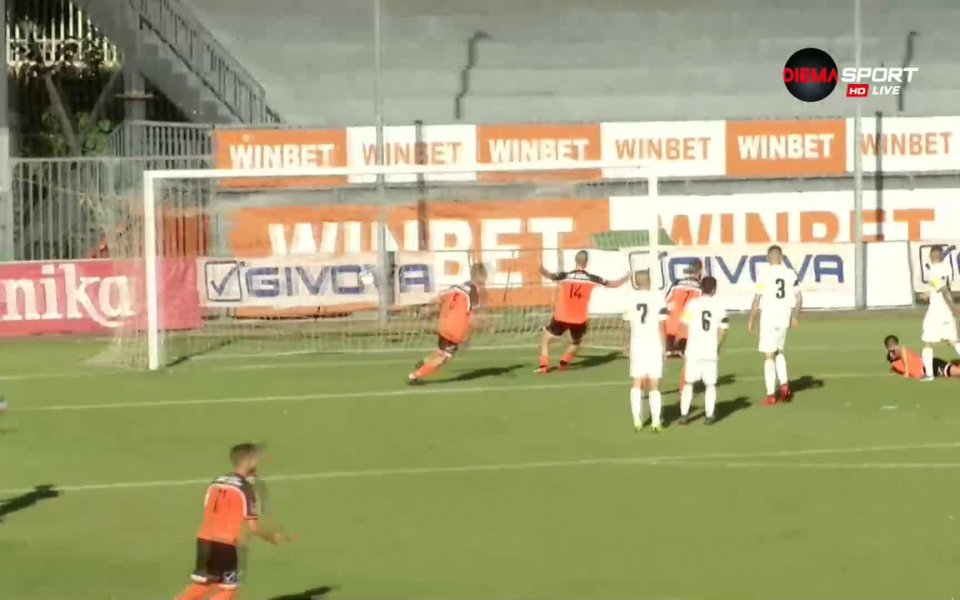 В добавеното време на първата част прекрасно центриране на Галин